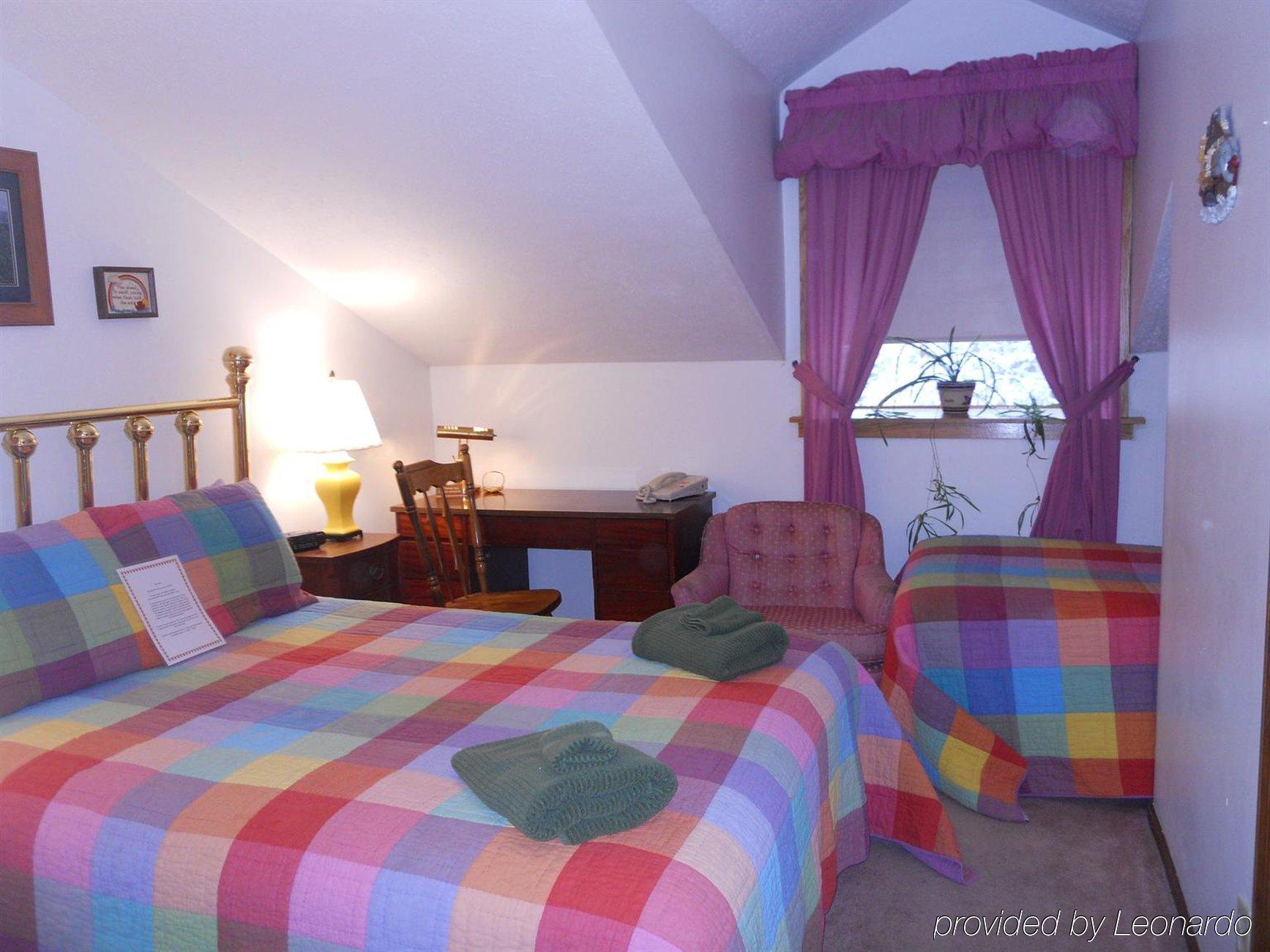 7 Gables & 3*